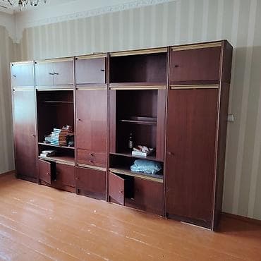 Sovet dövrü üslubunda iri divar dolabı–sektion. Xüsusiyyətlər: -