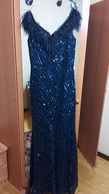 don sekilleri: Zərif gecə paltarı – tünd göy rəngdə, tam uzunluqda. - Parça — 2