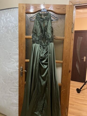 Zeytun-yaşıl rəngdə, uzun, axıcı atlas kimi parlaq parçadan