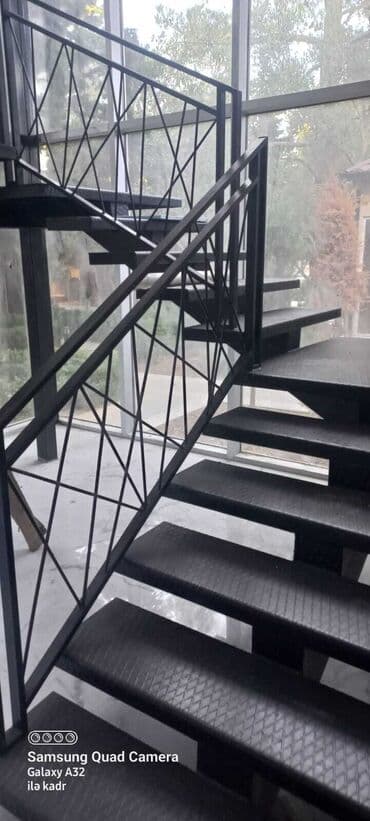 железные лестницы для дома: Qara metaldan hazırlanmış, müasir üslubda pilləkən. Pilləkənlər daxili — 3