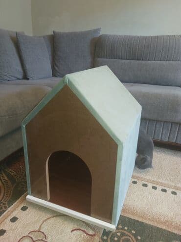 pişik ev: Pişik üçün ev. Akril Laminat 18 lik. Ölçüləri : Hündürlük 70 sm. Eni — 10