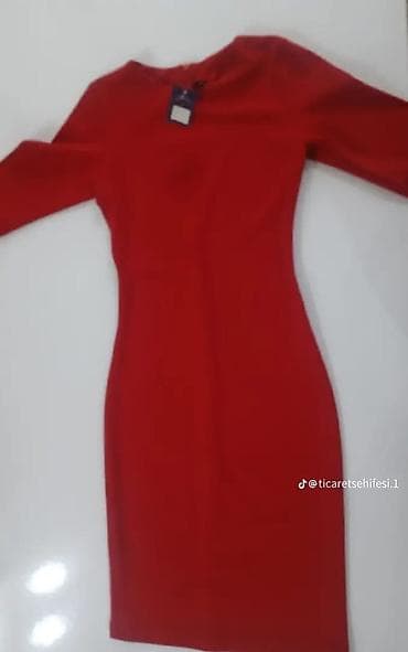 Qırmızı dar kəsimli don - Rəng: parlaq qırmızı - Model: bədənə