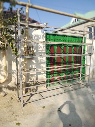 Manekenlər: Metal rəf karkası Ölçülər: - Uzunluq: 300 sm - Hündürlük: 275 sm - — 6