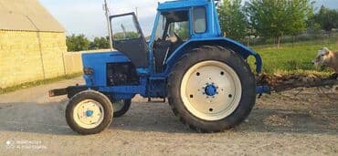 Mavi rəngli tək kabinalı təkərli traktor - Ön idarəolunan təkər cütü