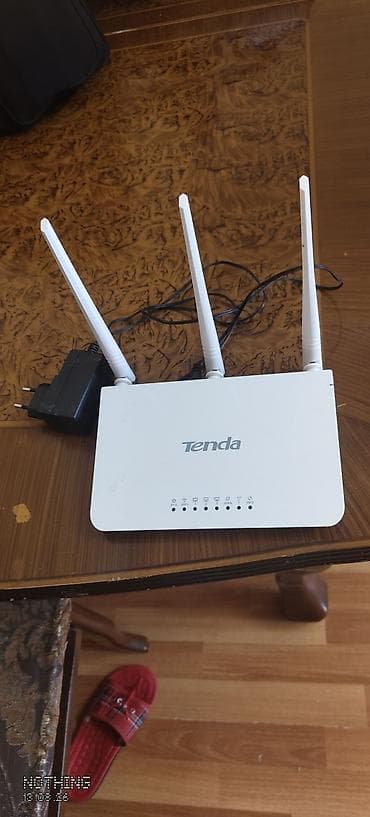 adapt: Tenda Wi‑Fi router - Marka/model: Tenda (ağ korpuslu, 3 antenli) - Üç — 1