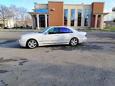 bmw 330 i: Mercedes-Benz E 320: 3.2 l | Sedan — 2