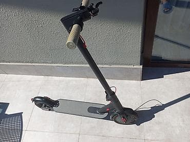 Şəhər içi sürüşlər üçün elektrik skuter - Rəng: qara, krem rəngli — 1