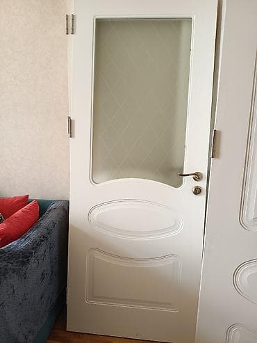 Срочно продаются 3 двери с дорогими ручками. 2 со стеклом 200х80, 1 — 1