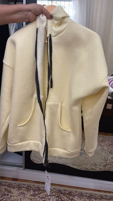 Krem rəngli kapşonlu sviter (hoodie) - Yumşaq, qalın trikotaj parça; lalafo.az -da Krem rəngli kapşonlu sviter (hoodie) - Yumşaq, qalın trikotaj parça;