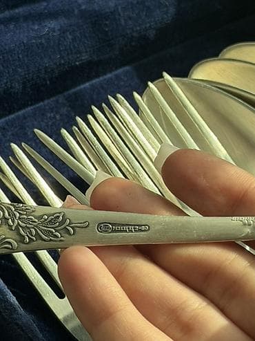 hascevher granit tava: Antik üslubda bəzəkli süfrə dəsti – metal çəngəl, bıçaq və qaşıqlardan — 10