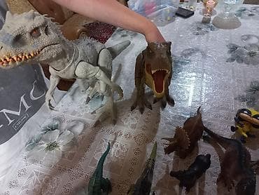 oyuncaq robot: Uşaq oyuncaqları dəsti – Dinozavrlar, fiqurlar və robotlar Məzmun: - — 9