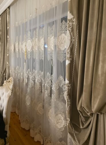 jalyuz pərdə: Zərif naxışlarla bəzədilmiş, bej rəngli tül pərdə və ağır bej rəngli — 2
