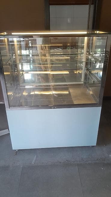 Quru vitrin 300 Azn. Eni 105 sm Derinliyi 70 sm Hundurluyu 132 sm