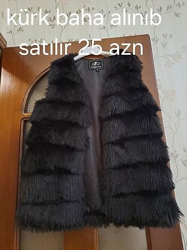 usta geyimi: Brend: Sabella Məhsul: Qara rəngli süni kürk jilet Detallar: - Qalın — 1