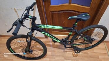 ktm velosipēdi: ISMA markalı, qara rəngli, yaşıl detalları olan dağ velosipedi — 10