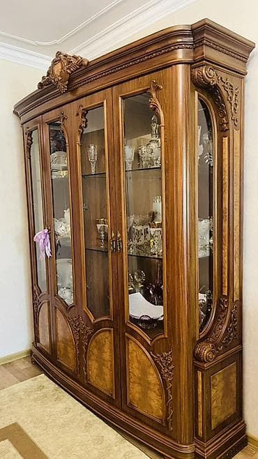 Ev üçün mebel: Klassik üslubda qonaq otağı üçün 2 parçalı mebel dəsti: 1) Vitrin — 1