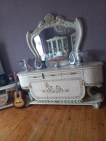divan desti: Klassik üslubda qonaq otağı mebel dəsti Tərkibi: - 1 ədəd iri yemək — 3