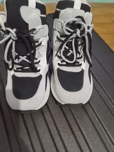 Səndəl və şəp-şüplər: Qışlıq idman ayaqqabısı – yüksək boğazlı model - Rəng: qara–ağ–boz — 1