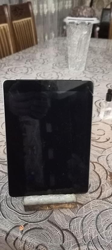 ipad 8: Apple iPad və Samsung Galaxy Tab planşetləri 1) Apple iPad (ağ ön — 5