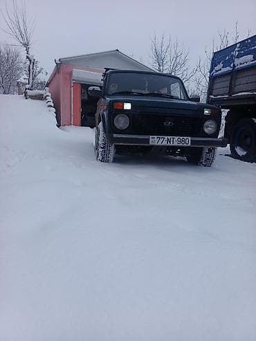 niva wuweleri: LADA Niva 4x4 (VAZ 2121) - Nömrə: 77-NT-980 - Kuzov: 3 qapılı — 2