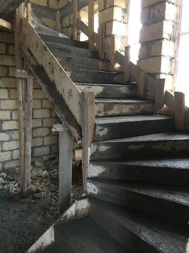 ikinci əl seyf qapi: Betondan pillekenler. Baslanqic ve son pillelere lazerle kod verib — 15