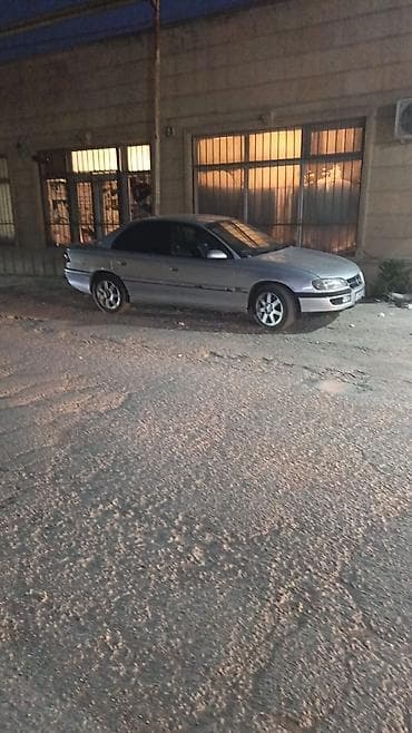 Sedan tipli gümüşü rəngli avtomobil. Xüsusiyyətlər: - 4 qapılı kuzov