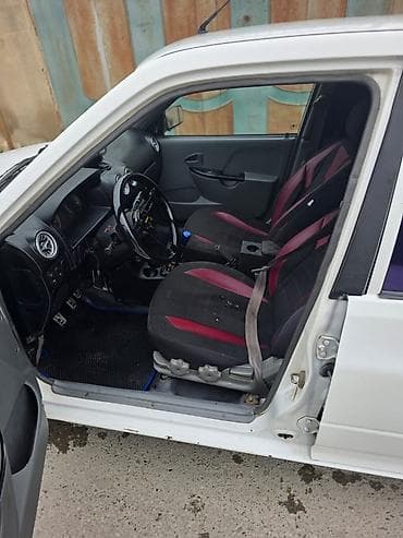 2 9 mator: Avtomobil salonu və daxili təchizat - Kuzov: ağ rəngli, 4 qapılı — 4