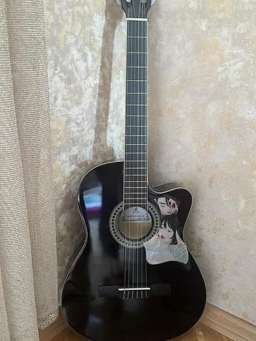 Гитары: Klassik akustik gitara – kəsikli (cutaway) korpuslu, qara parlaq — 1