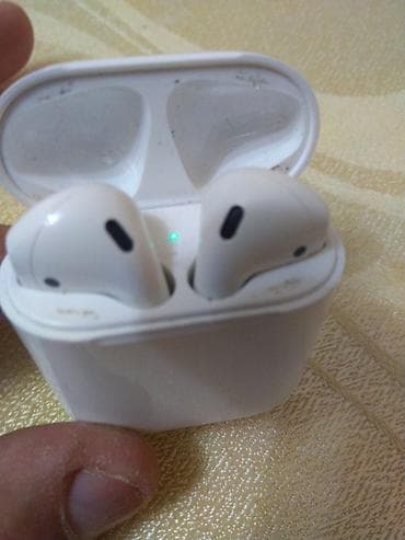karaoke mikrofon: Apple AirPods (1-ci nəsil) arkinaldi sax ve sol nausni zarata — 1