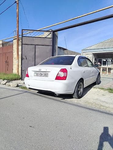 tap az prius: Hyundai Elantra: 2 l | 2004 il Sedan — 4