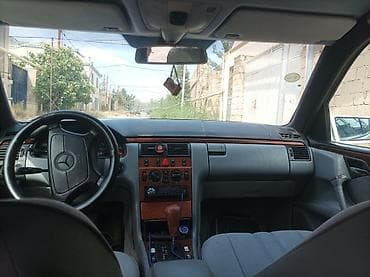 vaz lada oka: Mercedes-Benz E‑Class (W210) sedan – gümüş rəng. 1998 çi il 2.2 — 9