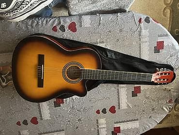 ukulele gitar: Salam Gitar əla vəziyətdədir istifadə olunmuyub hecbir problemi yoxdur — 1