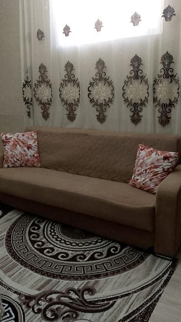 ucuz divanar: Bej rəngli yumşaq parça ilə üzlənmiş 3 nəfərlik divan. Xüsusiyyətlər — 2