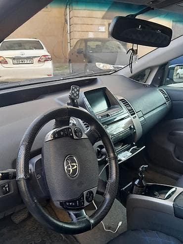pirus: Toyota Prius (2-ci nəsil) hibrid sedan - Gümüşü rəng, 5 qapı — 3