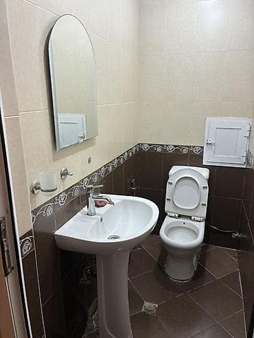 Sanitar qovşağı üçün komplekt interyer təqdim olunur. Dəstdə ayaqlı — 1