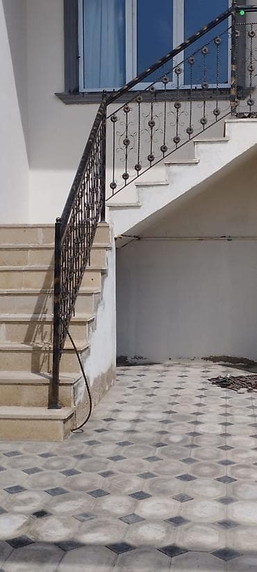 metlax pilleken: Qara və qızılı rəngdə, dəmir materialdan hazırlanmış bəzəkli pilləkən — 3