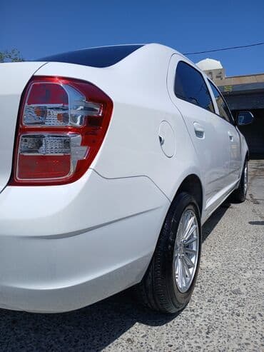 Yağlar və avtokimyəvi maddələr: Chevrolet Cobalt, ağ rəng, sedan gövdə. Xüsusiyyətlər: - Avtomat — 7