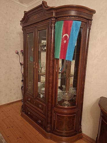 dola: Klassik üslubda zövqlü qonaq otağı mebel dəsti Tərkibi: - Geniş — 3