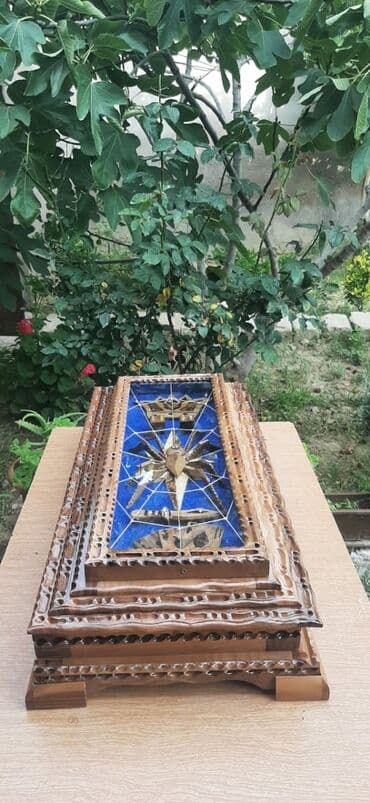 debilqe satisi: Bu, qoz agacınan hazırlanmış, oyma olan bir nərd lövhəsidir. Lövhənin — 12