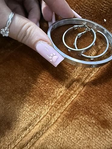 Çantalar: Gümüş rəngli cartier desti - 1 ədəd sərt biləkliyi və 2 ədəd orta — 2