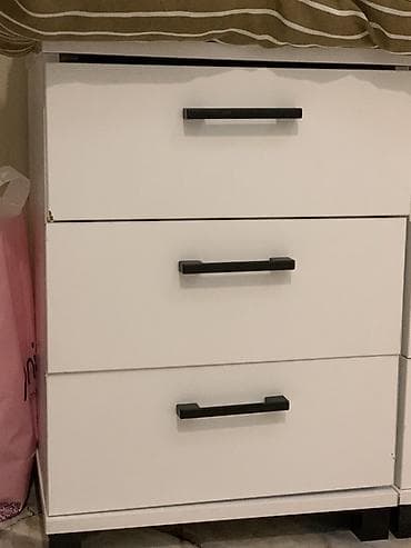 Ağ rəngli 3 çekmecəli komod - Minimalist dizayn, qara düz tutacaqlar