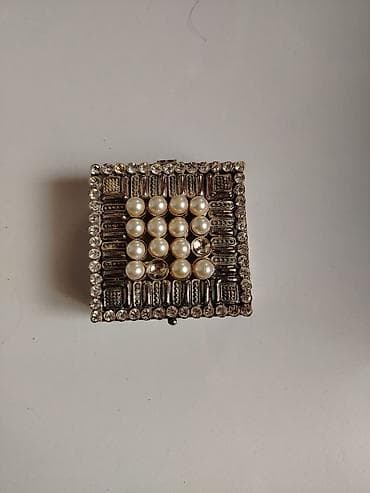 sandiqca: Kvadrat formalı dekorativ zərgərlik qutusu. Unvan: Montin (catdirilma — 3