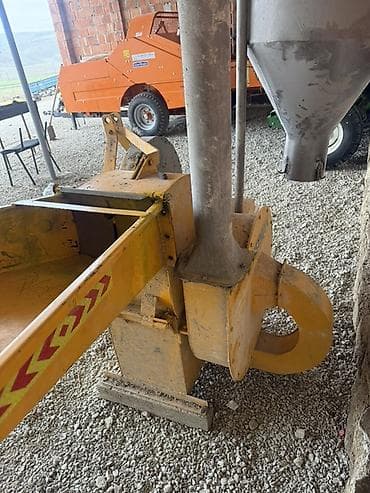 Kənd təsərrüfatı üçün traktordan qoşqu ilə işləyən yem doğrayıcı — 7