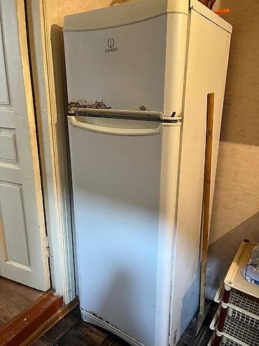 Б/у 2 двери Indesit Холодильник Продажа, цвет - Белый — 1