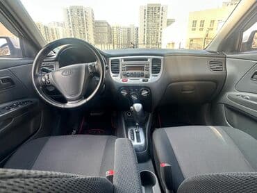 kia ceed azerbaycan: Gümüşü rəngdə Kia Rio sedan avtomobili. Avtomobilin xarici görünüşü — 5