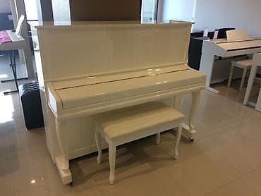 Royal ve Pianolar. Royal Musiqi Aletleri salonu sizlere genish