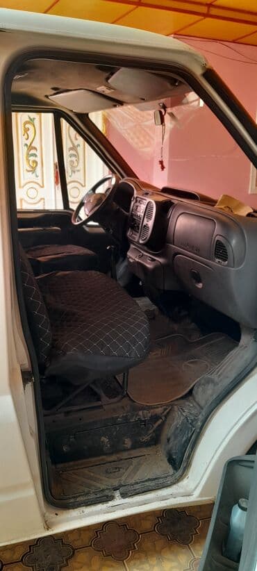 yük daşıma maşınları: Ağ rəngdə Ford Transit furqon, yük daşınması və ya kommersiya — 5