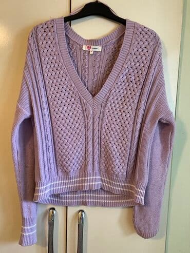 женские розовые кофточки: Bənövşəyi rəngdə, V-yaxa qadın sviteri. Ön hissədə iri hörgü naxışı və — 1