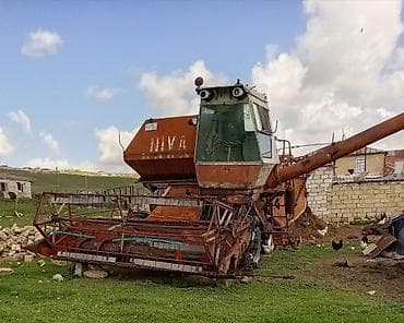 avto aksessuarlar: Sovet istehsalı “Niva” taxıl biçən-döyən kombaynı üstündə matoru yoxdu — 2