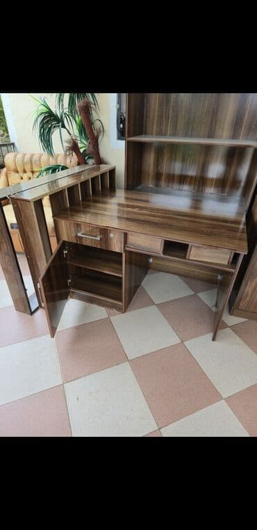 qoz sındıran: Ağac tş görünüşlü mebel komplekti.ş Tərkibi: - Geniş iş masası: üst — 2